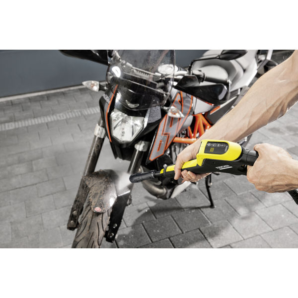 G_160_Q_Power_Control_motorbike_close_up_app_01_CI15_300 dpi jpg