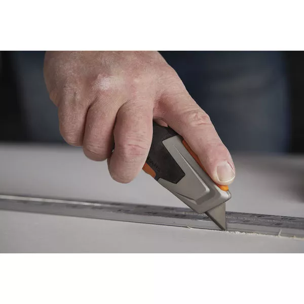 1027223_Fiskars_Hardware_Action_CarbonMax_Retractable_utility_knife_2